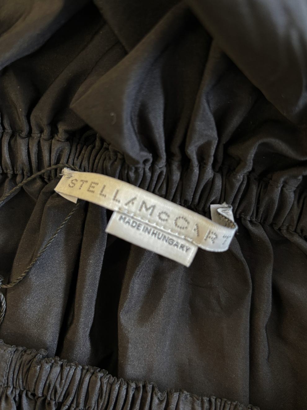 Schwarzes Kleid mit Gürtel von Stella McCartney