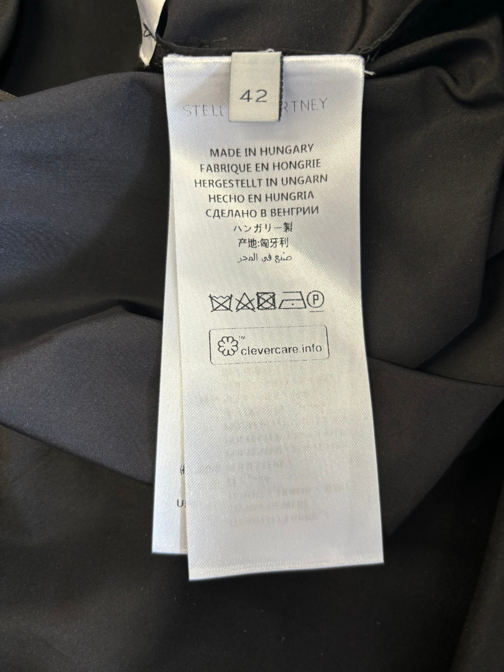 Schwarzes Kleid mit Gürtel von Stella McCartney