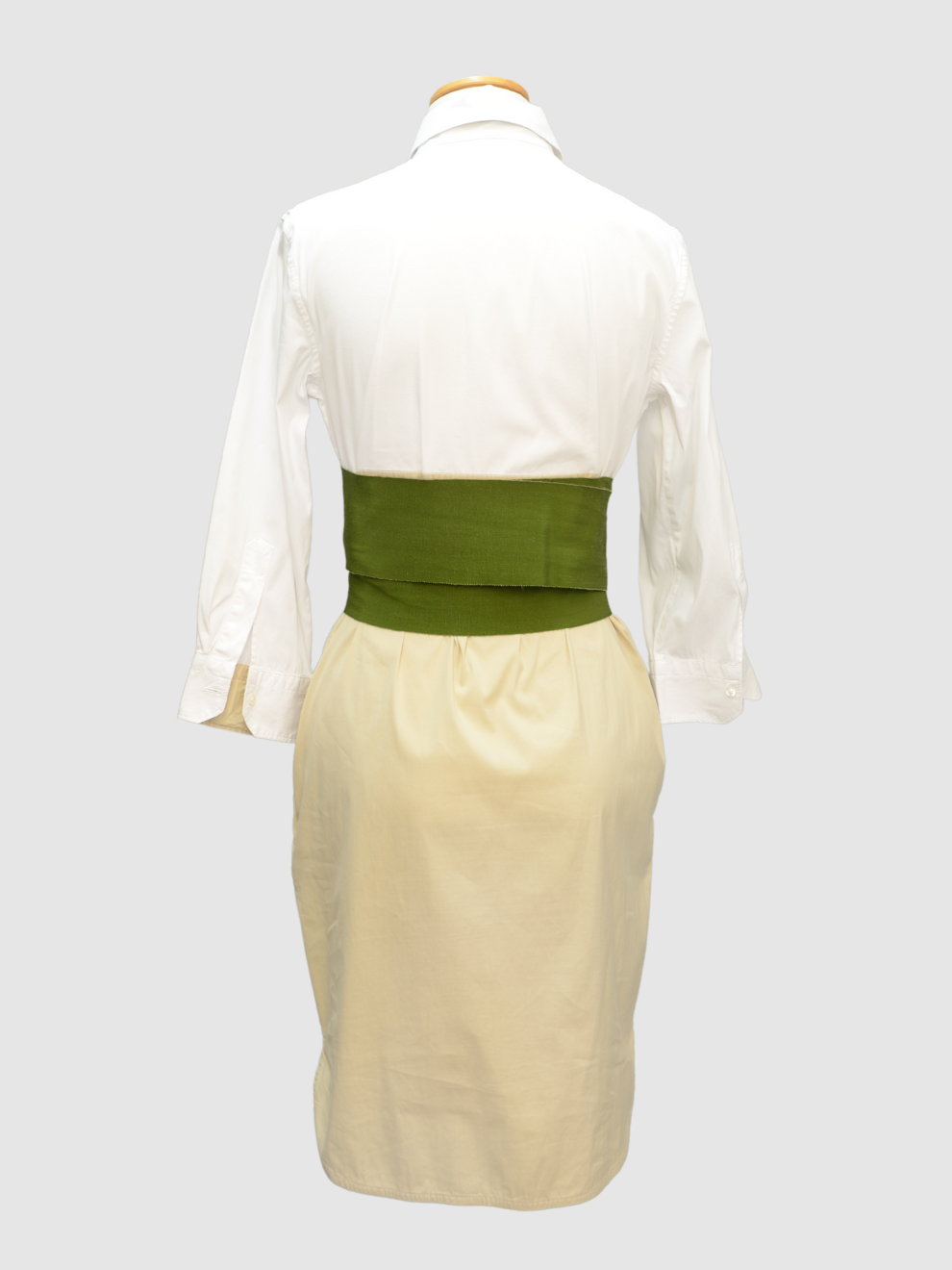 Weiß-beiges Blusen-Midikleid mit breitem grünen Gürtel von Sara Roka