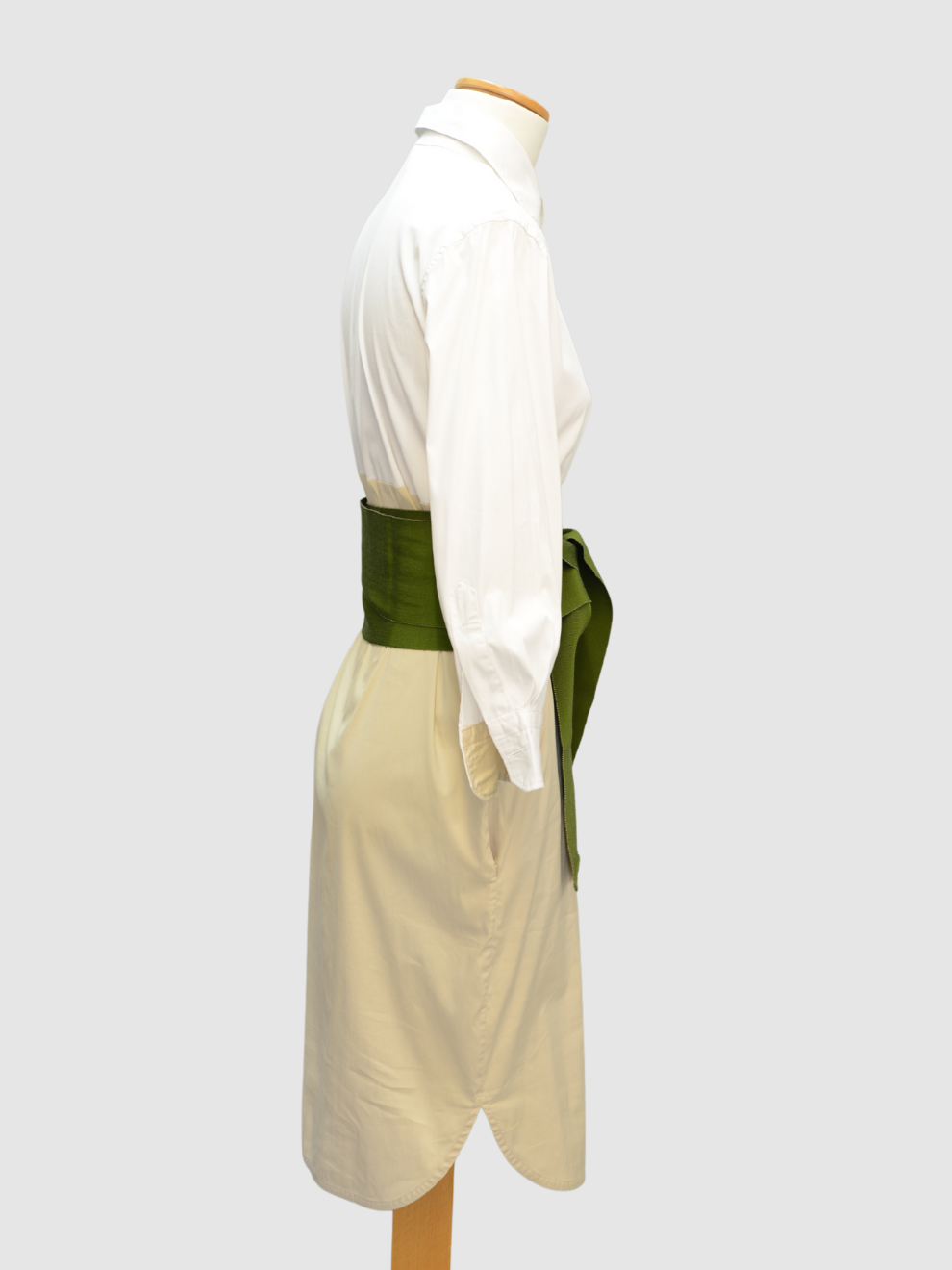 Weiß-beiges Blusen-Midikleid mit breitem grünen Gürtel von Sara Roka