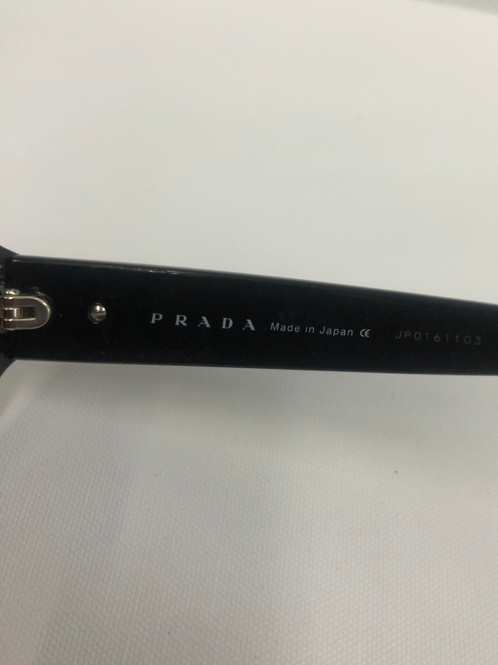 Schmale schwarze Sonnenbrille von Prada