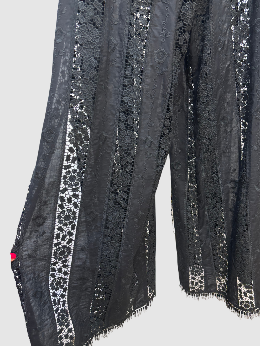 Schwarzer Spitzen-Jumpsuit von Miguelina