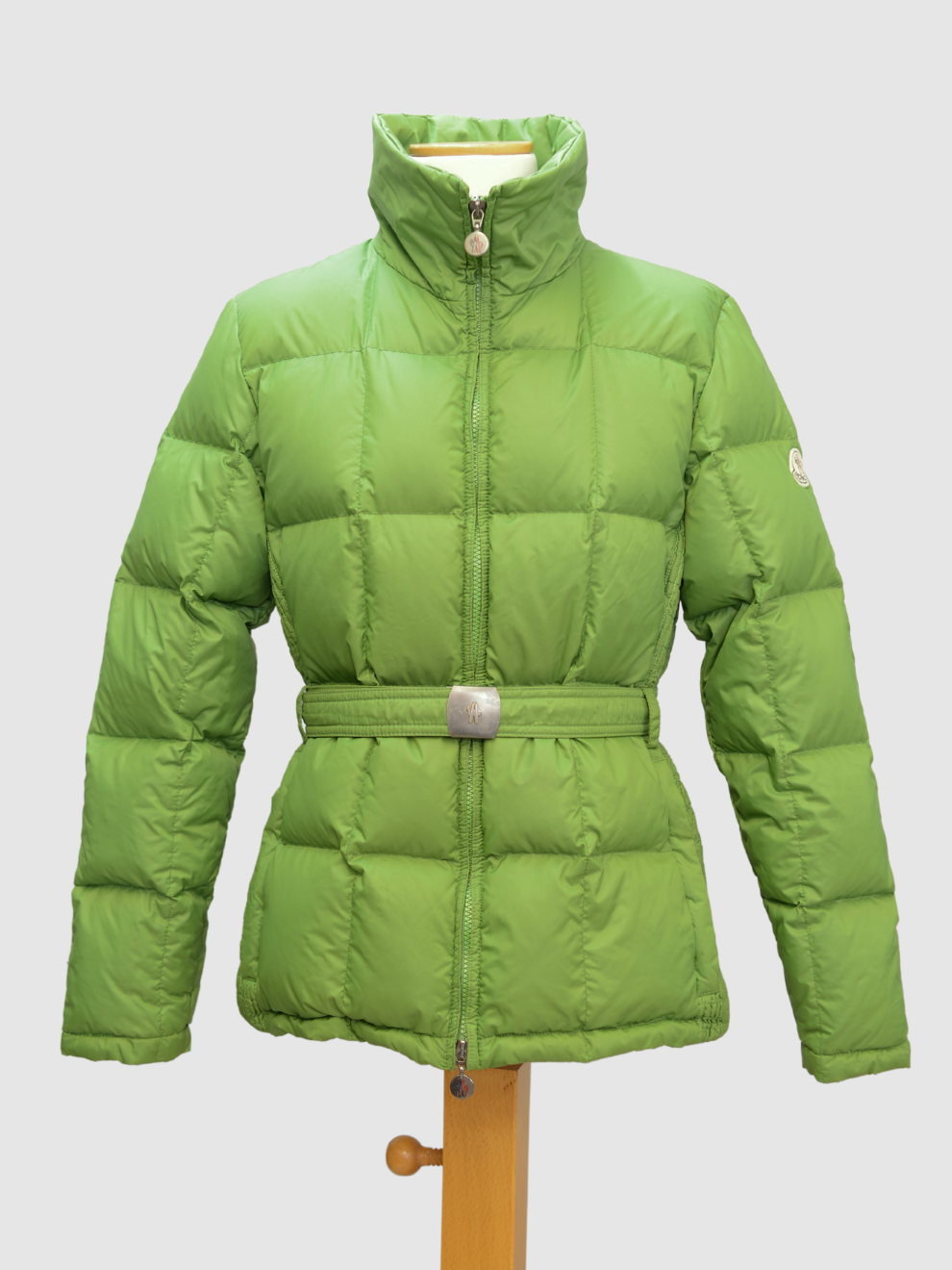 Grüne Daunenjacke mit Gürtel von Moncler