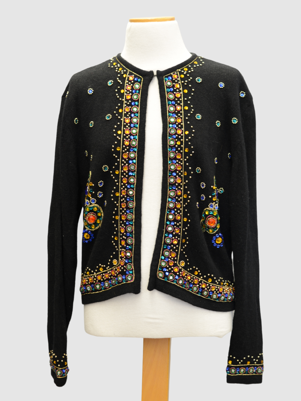 Schwarzer Wollcardigan mit bunten Glassteinen von Giorgio Kauten