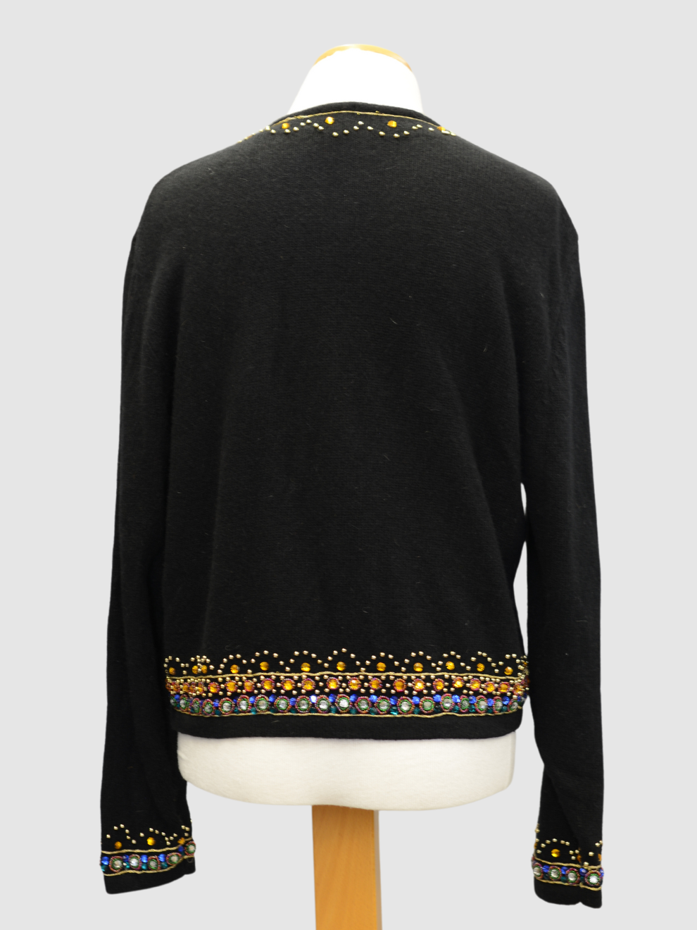 Schwarzer Wollcardigan mit bunten Glassteinen von Giorgio Kauten