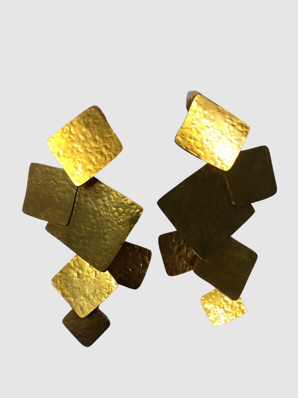 Goldfarbene lange Ohrringe von Hervé van der Straeten