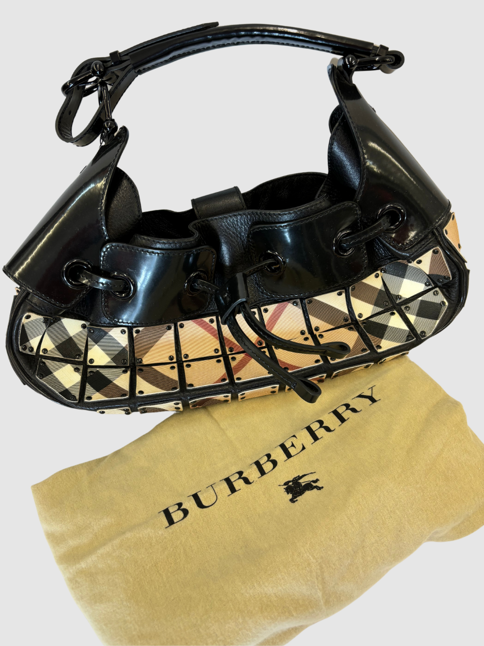 Schwarze Nova Check Warrior Hobo von Burberry