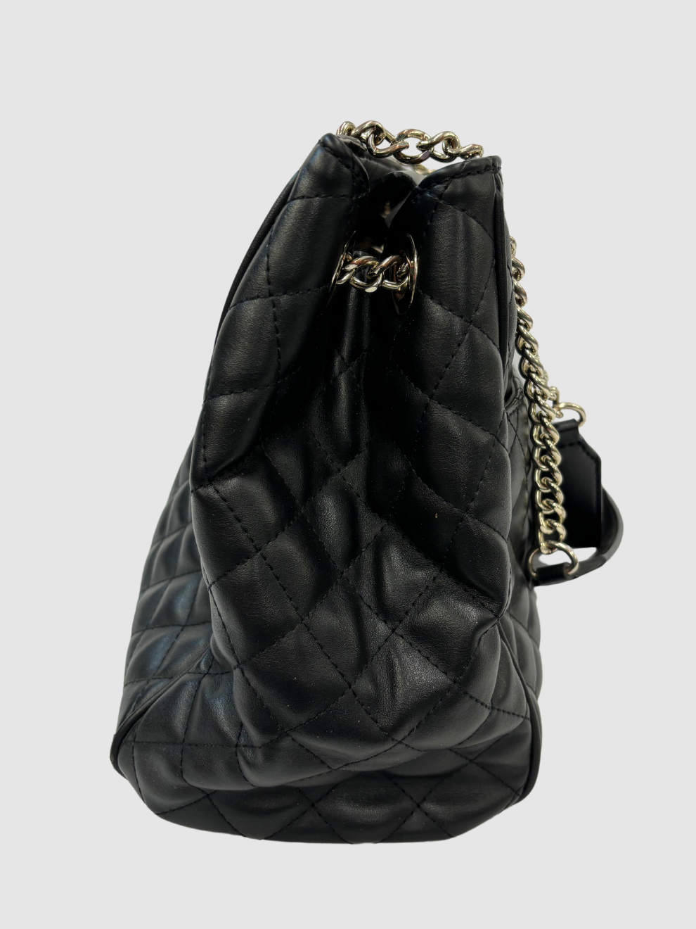 Schwarze gesteppte Tasche mit Ketten-Riemen von Guess