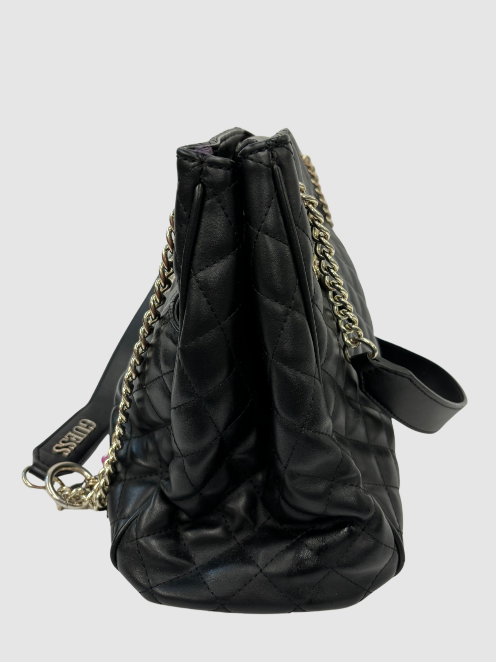 Schwarze gesteppte Tasche mit Ketten-Riemen von Guess