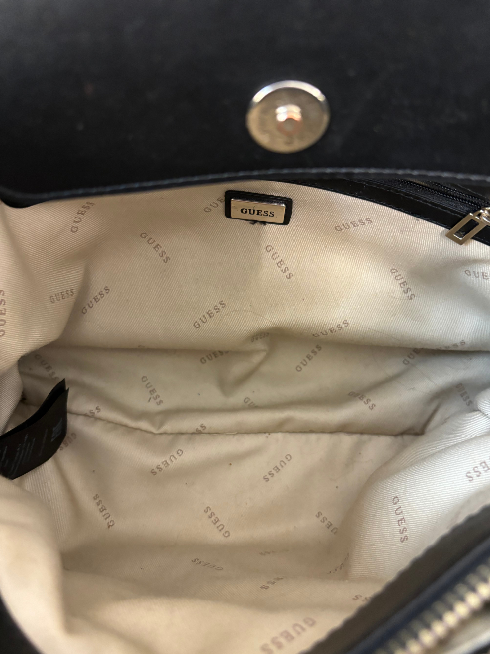 Schwarze gesteppte Tasche mit Ketten-Riemen von Guess