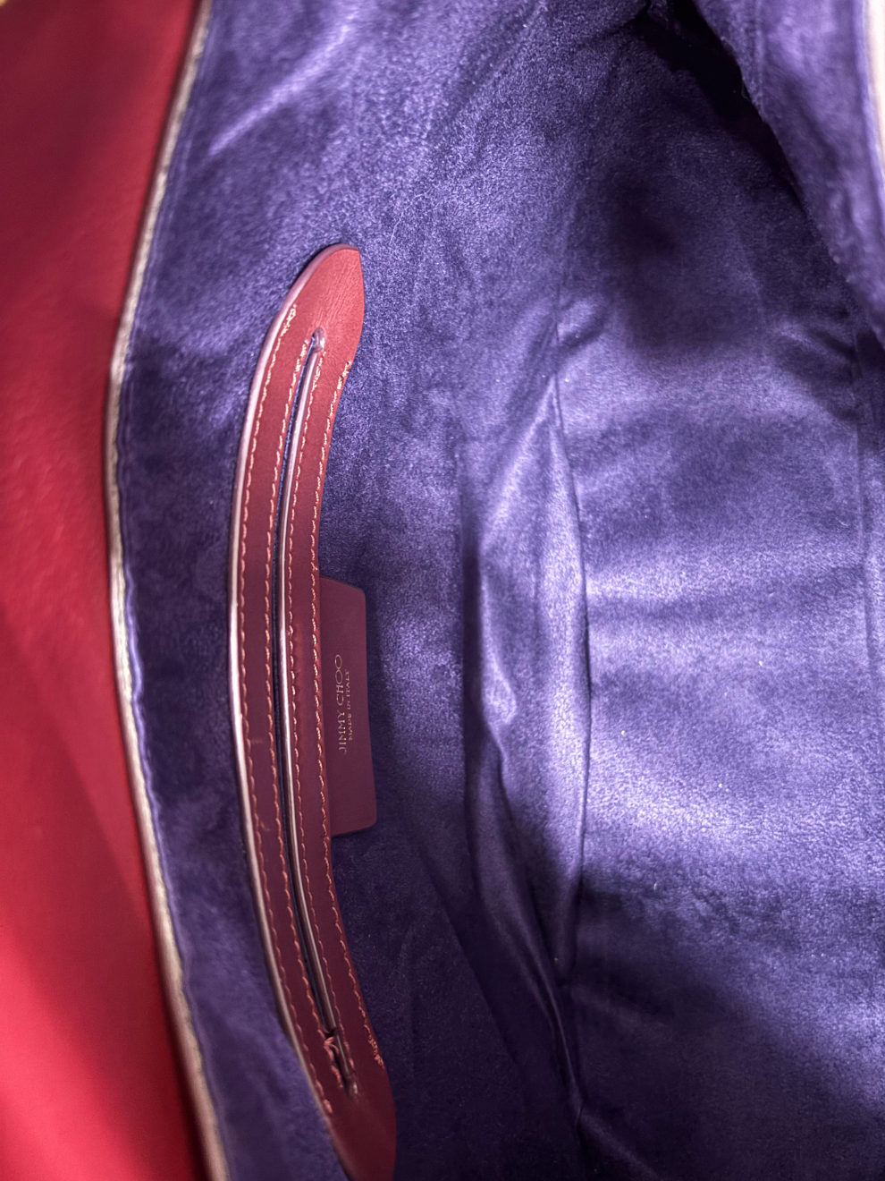 Weinrote Schultertasche mit goldfarbenen Details von Jimmy Choo