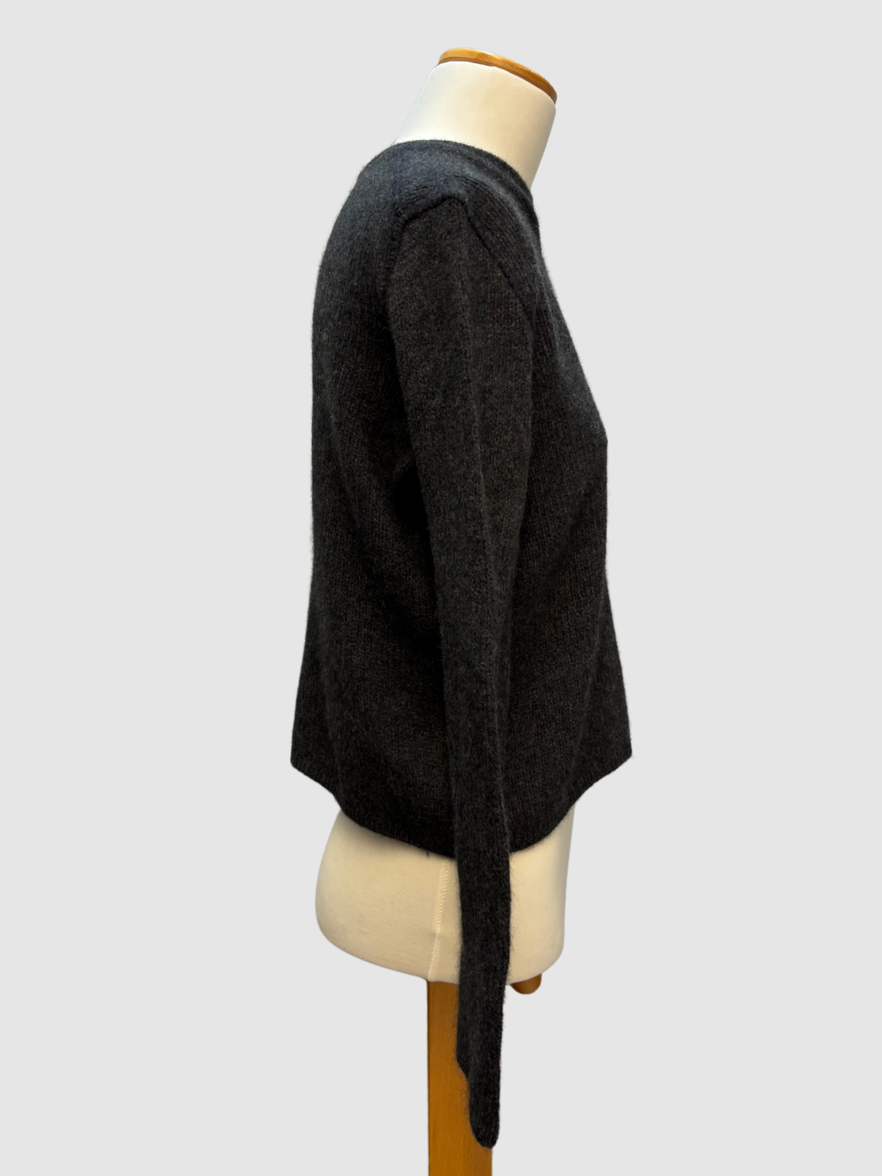 Dunkelgrauer Kaschmir-Pullover von The Row