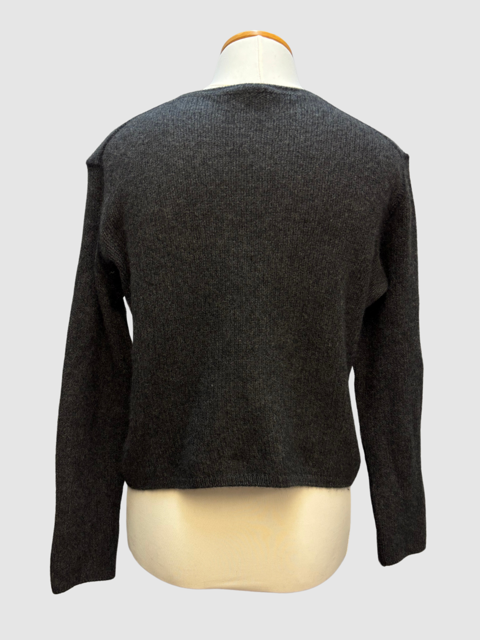 Dunkelgrauer Kaschmir-Pullover von The Row