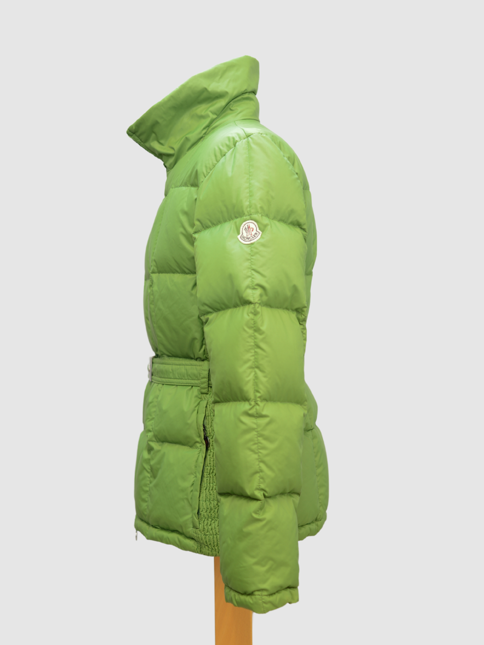 Grüne Daunenjacke mit Gürtel von Moncler
