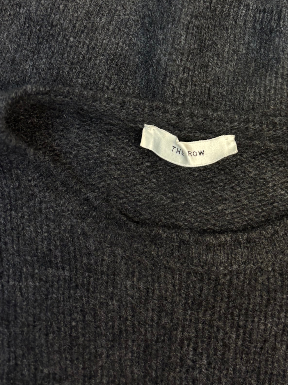 Dunkelgrauer Kaschmir-Pullover von The Row