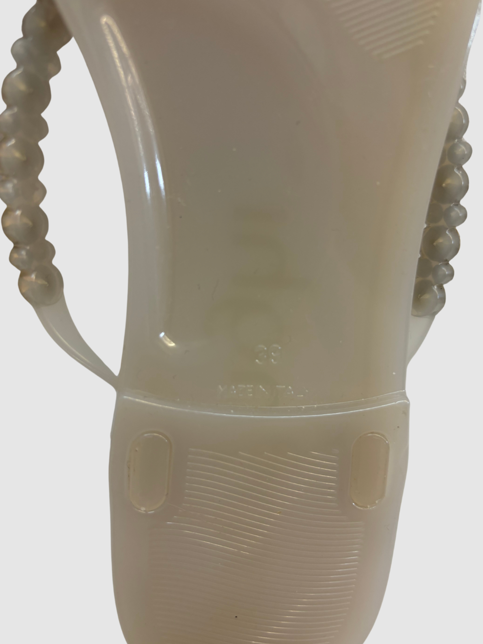 Weiße Strass besetzte Flip Flops von Menghi