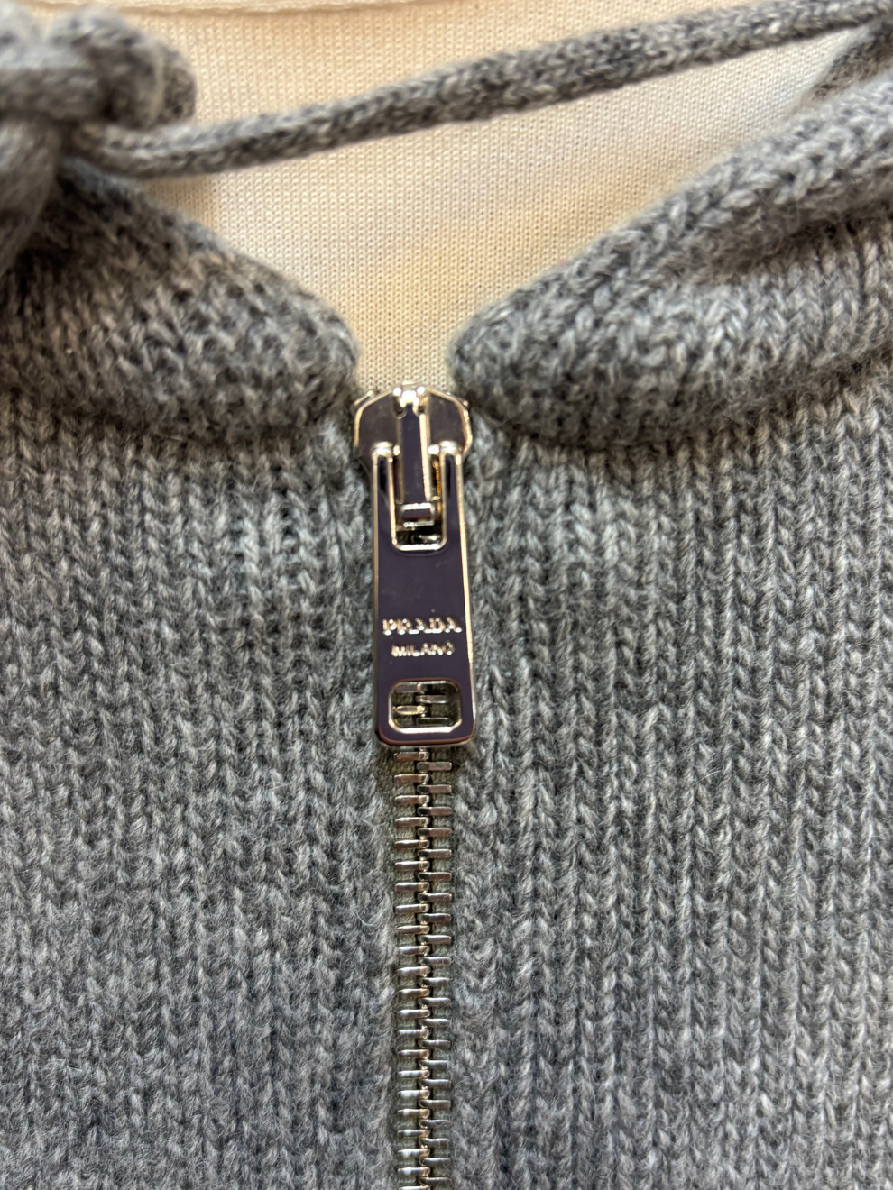 Graue cropped Strickjacke mit Kapuze von Prada
