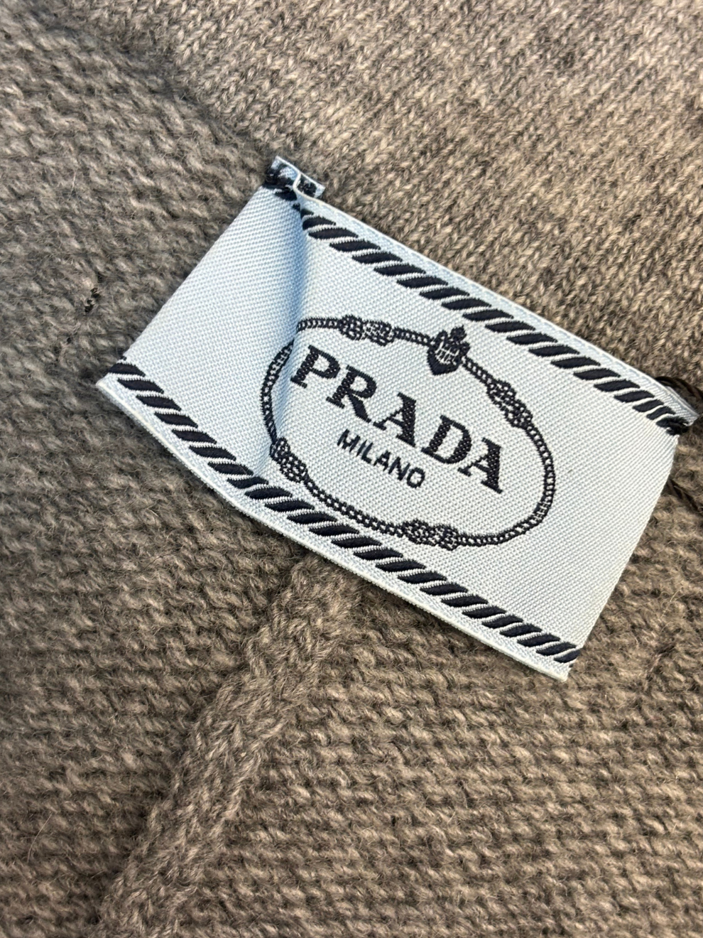 Graue cropped Strickjacke mit Kapuze von Prada