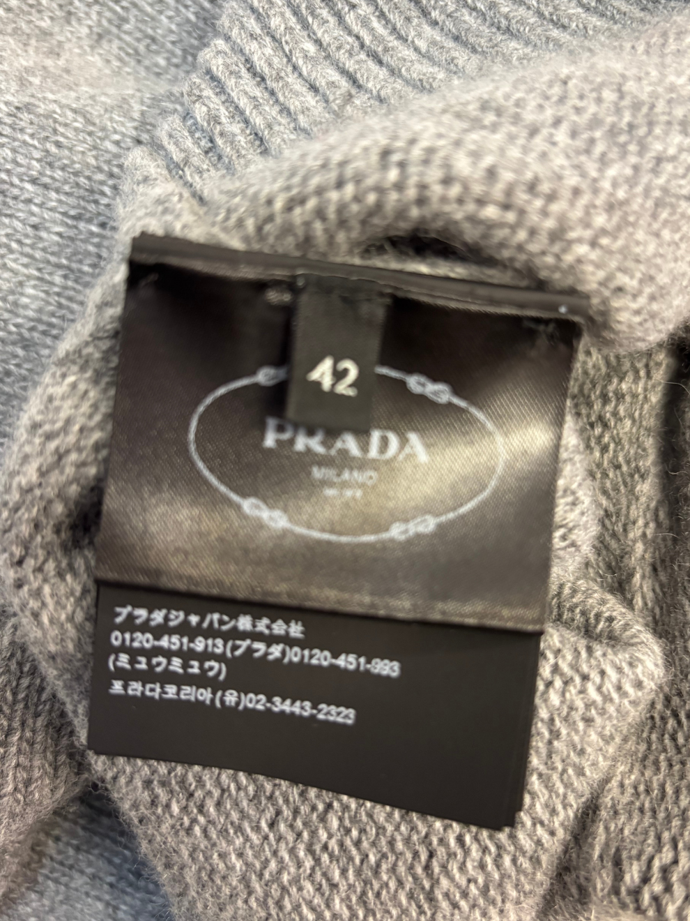 Graue cropped Strickjacke mit Kapuze von Prada