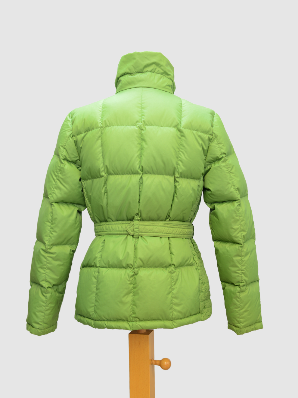 Grüne Daunenjacke mit Gürtel von Moncler