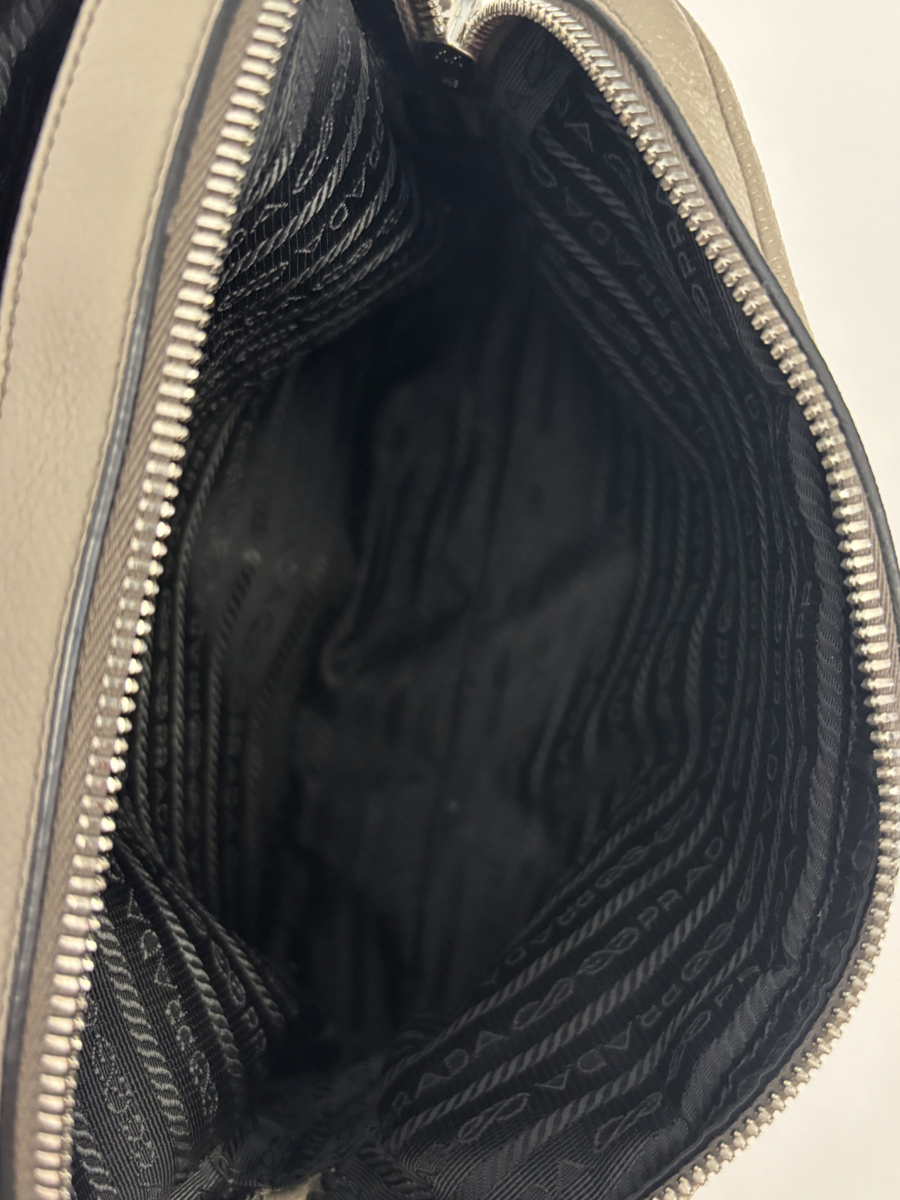 Graue Vitello Daino Crossbody Tasche von Prada