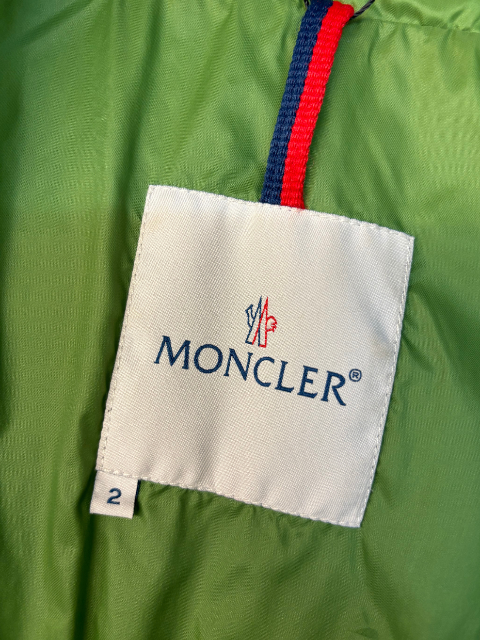 Grüne Daunenjacke mit Gürtel von Moncler