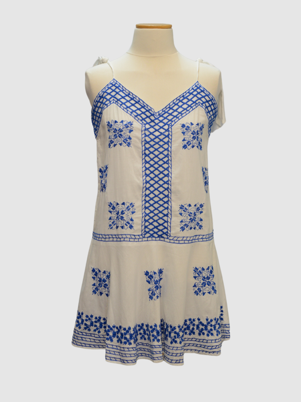 Weißes Kleid mit blauer Stickerei von Juliet Dunn