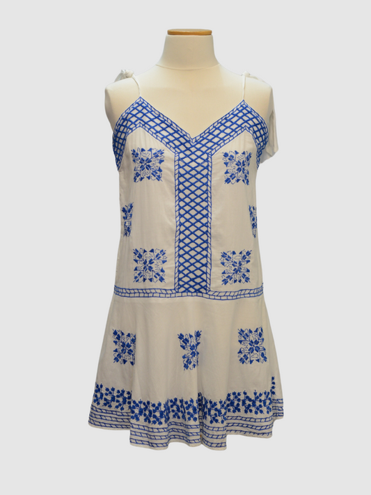 Weißes Kleid mit blauer Stickerei von Juliet Dunn