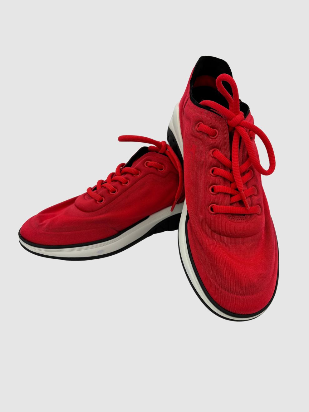 Rote glänzende Sneakers von Chanel mit Logo CC