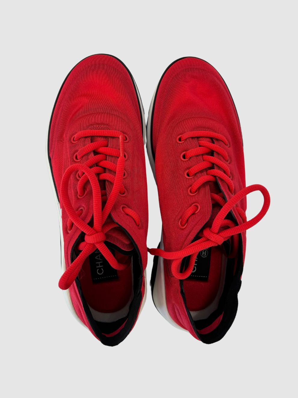 Rote glänzende Sneakers von Chanel mit Logo CC