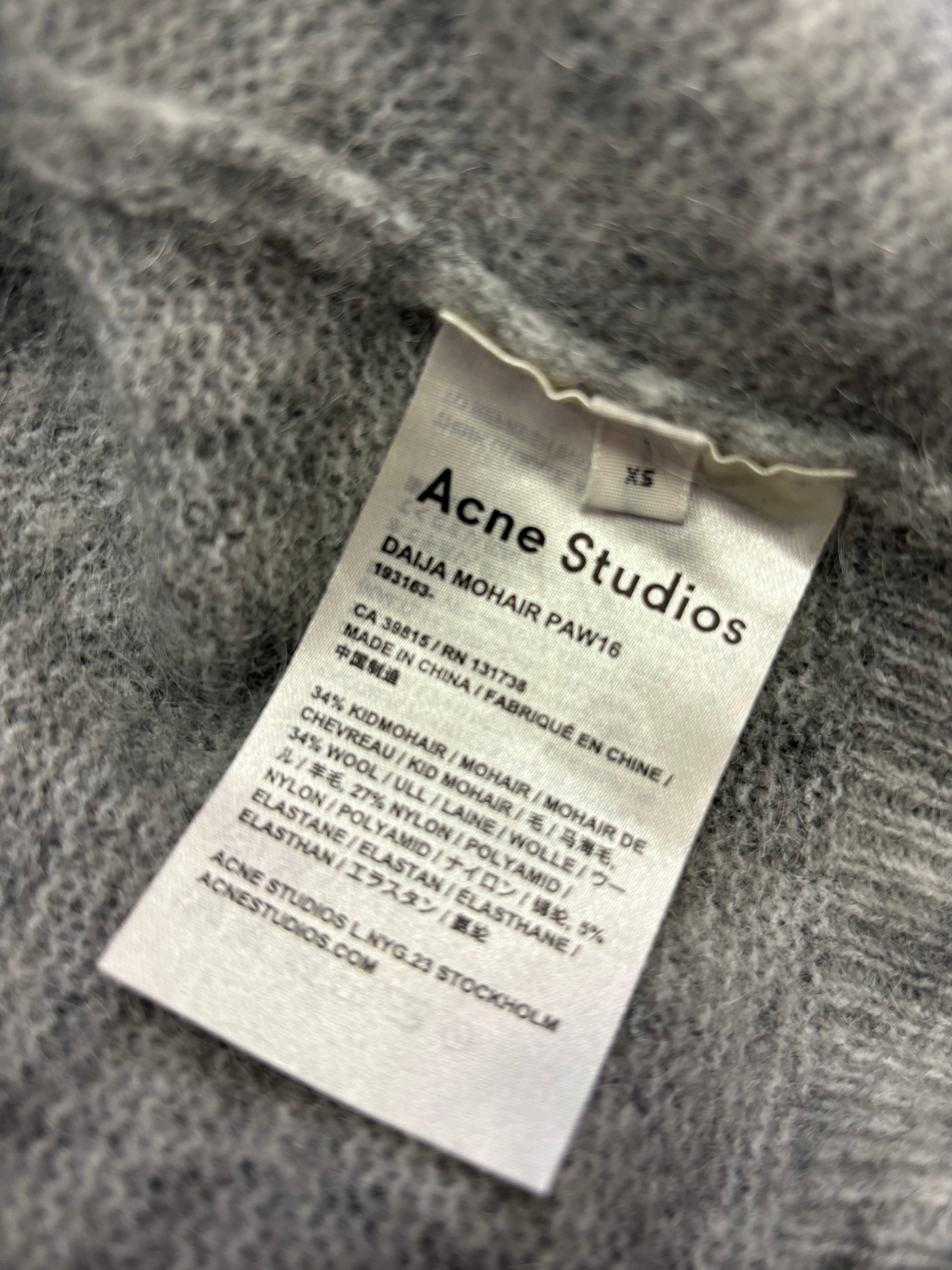 Hellgraues Mohair-Pullikleid von Acne Studios
