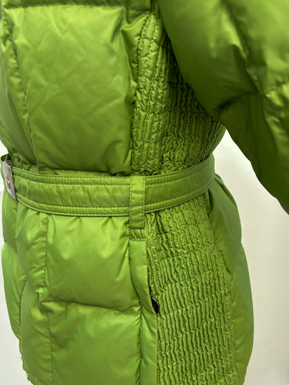 Grüne Daunenjacke mit Gürtel von Moncler