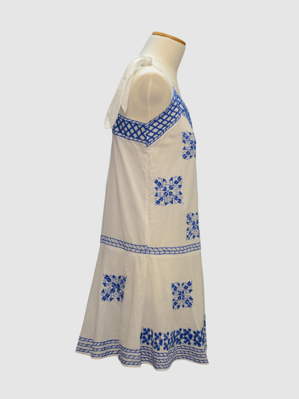 Weißes Kleid mit blauer Stickerei von Juliet Dunn