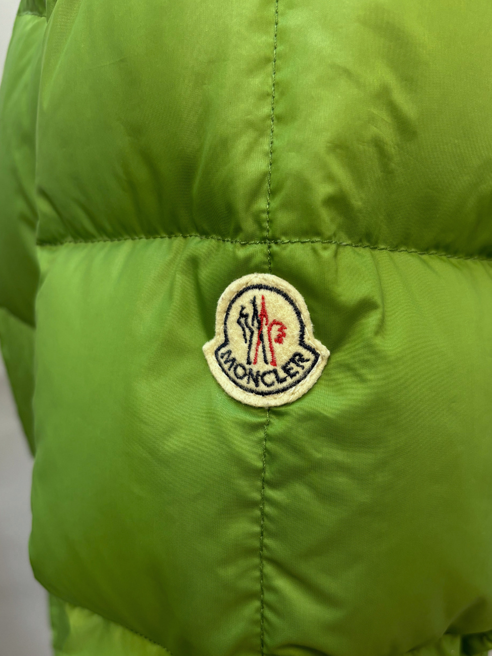 Grüne Daunenjacke mit Gürtel von Moncler