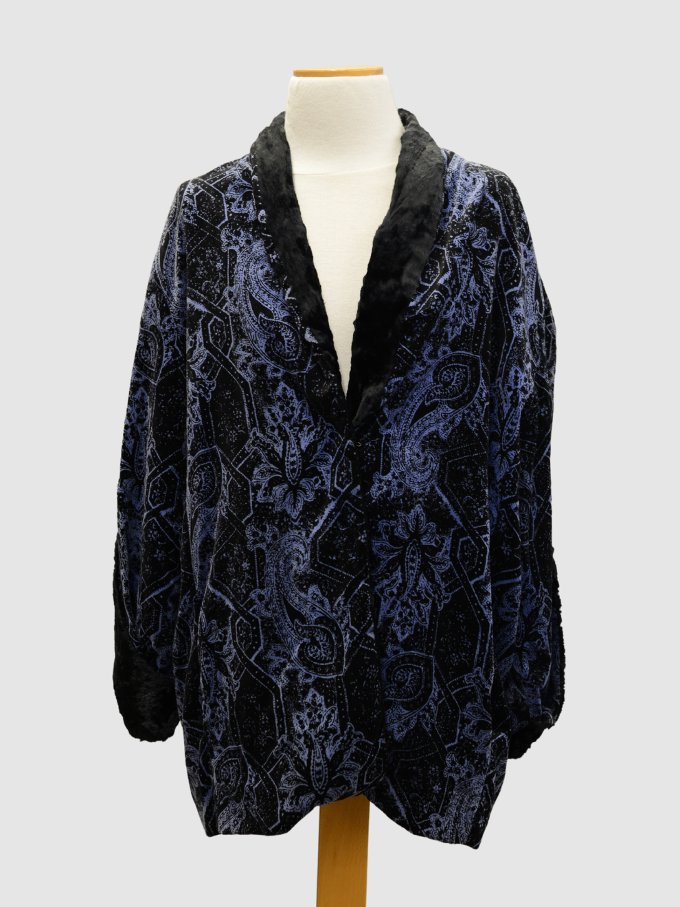 Schwarze Samtjacke mit Paisley-Muster von Schampus München