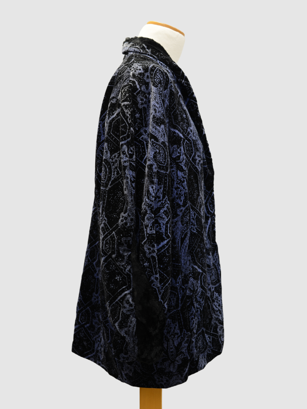 Schwarze Samtjacke mit Paisley-Muster von Schampus München