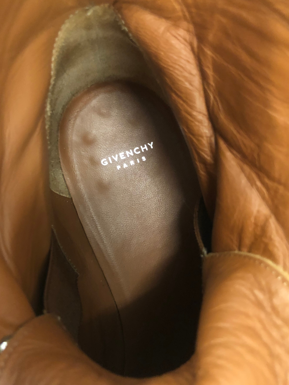 Rehbraune Velour-Booties mit Nieten-Schnallen von Givenchy