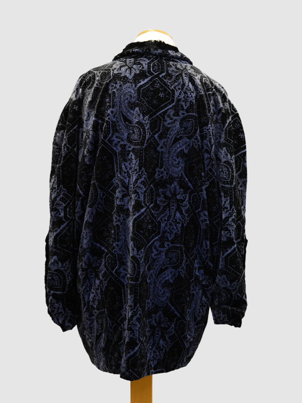 Schwarze Samtjacke mit Paisley-Muster von Schampus München
