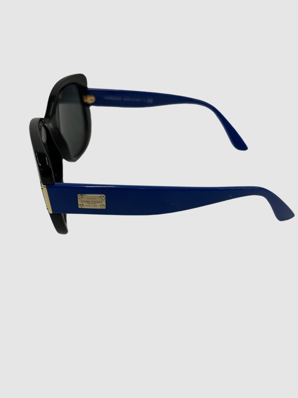 Sonnenbrille mit königsblauen Bügeln von Gianni Versace