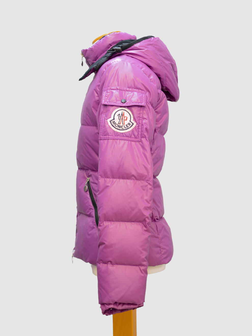 Violette Daunenjacke mit Kapuze von Moncler