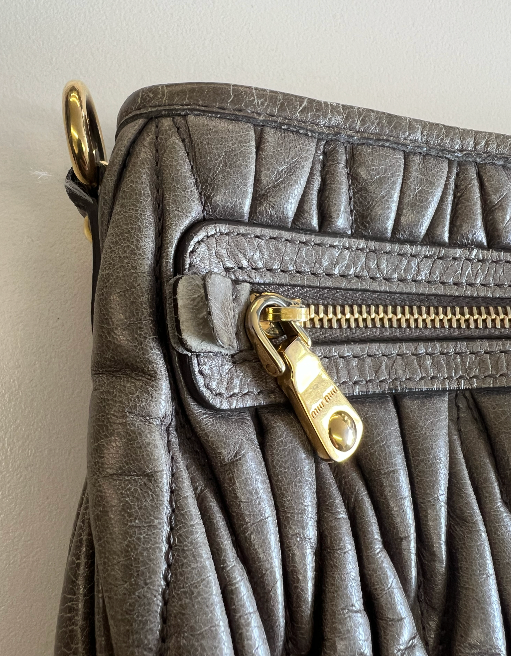 Graue Tasche von Miu Miu