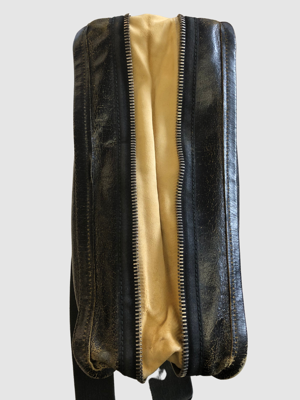 Schwarze Cross-Body-Ledertasche im Used Look von Miu Miu