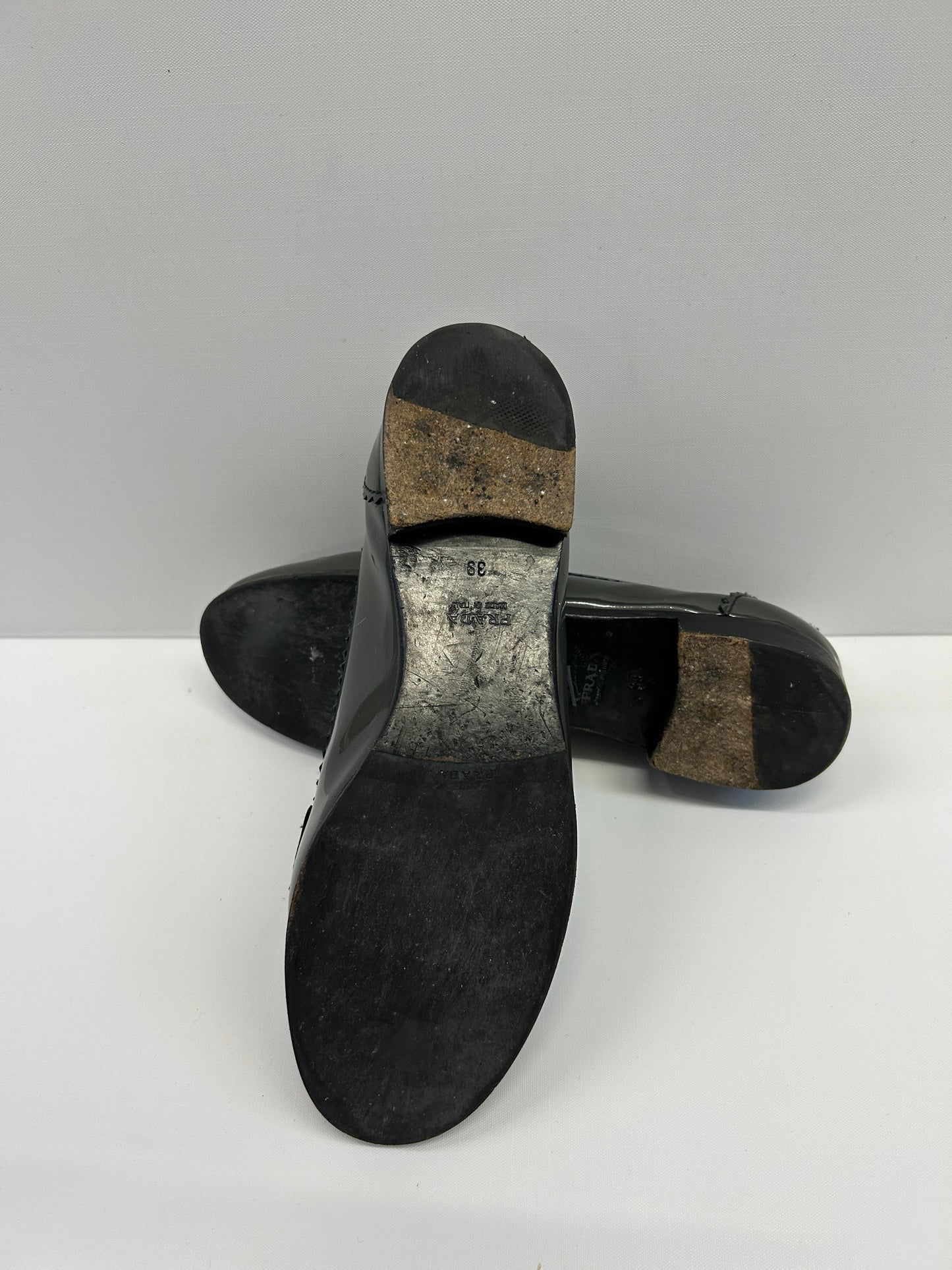 Grau-grüne Loafer von Prada