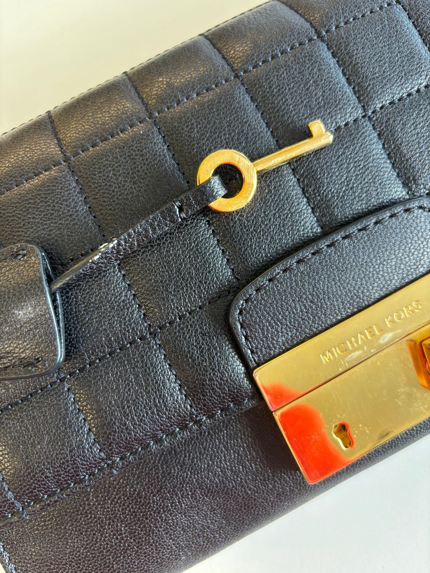 Schwarze gesteppte Leder-Clutch von Michael Kors