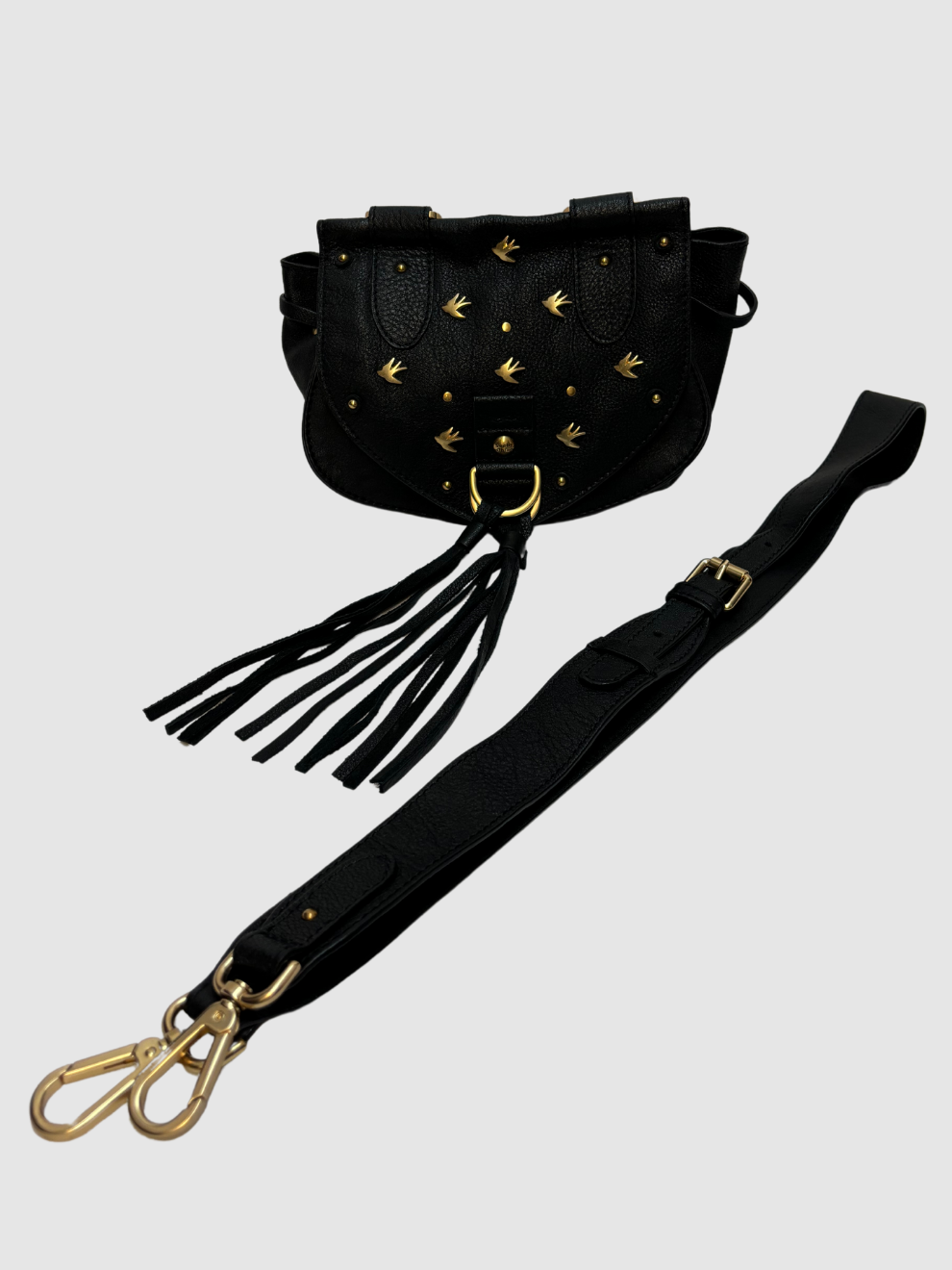 Schwarze kleine Crossbody-Tasche mit goldfarbenen Schwalben und Paspeln von See by Chloé