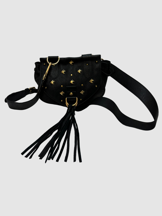 Schwarze kleine Crossbody-Tasche mit goldfarbenen Schwalben und Paspeln von See by Chloé