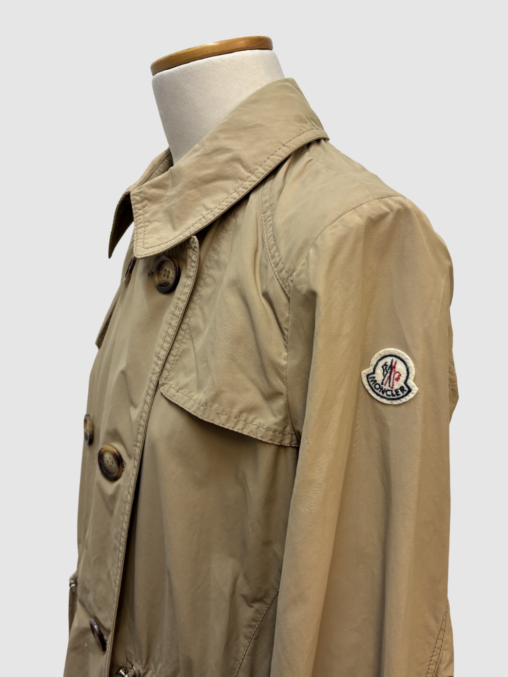 Beiger Trenchmantel von Moncler
