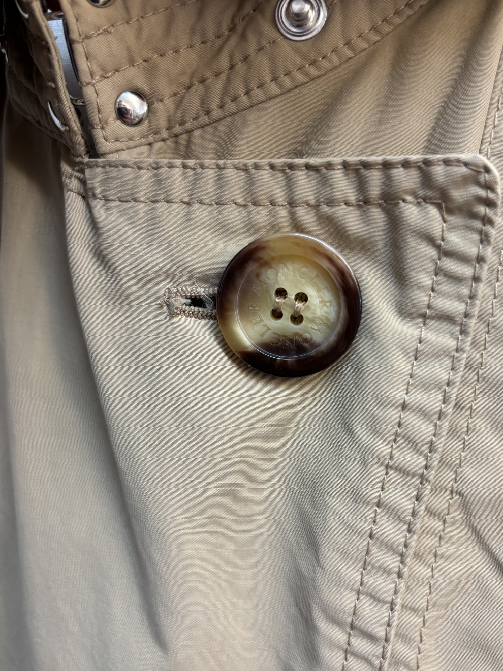 Beiger Trenchmantel von Moncler