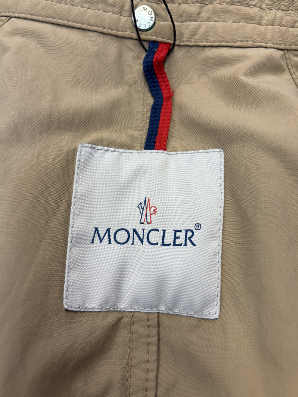Beiger Trenchmantel von Moncler