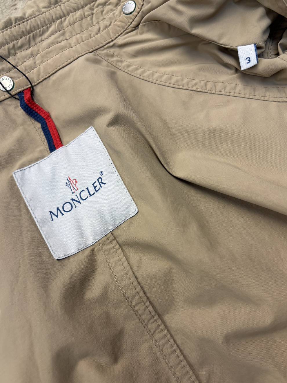 Beiger Trenchmantel von Moncler